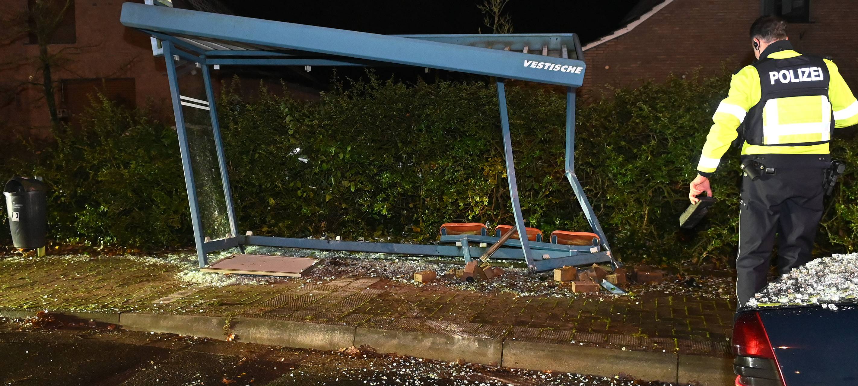 Auto kracht in Dorsten in Bushaltestelle