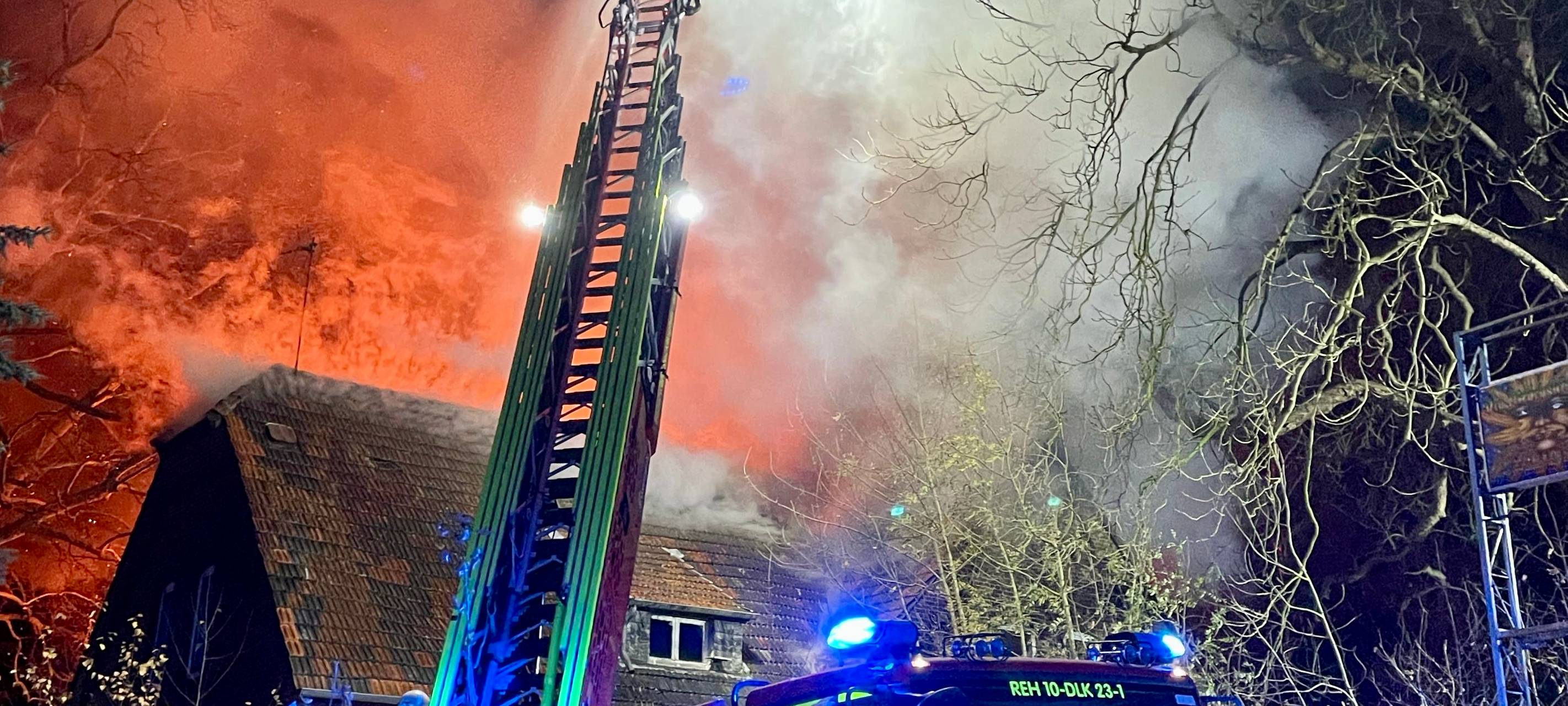 Die Feuerwehr bekämpfte den Brand in dem leerstehenden Haus auch von oben mit einer Drehleiter.