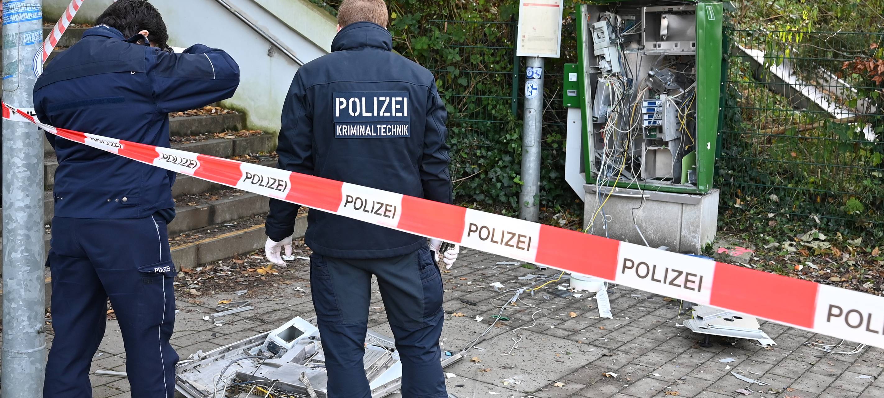 Polizisten sichern Beweise an dem zerstörten Fahrkartenautomaten in Hervest-Dorsten.