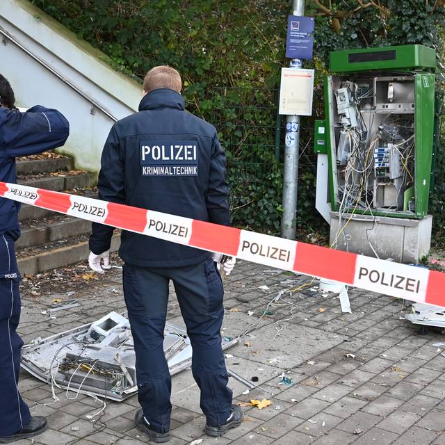 Polizisten sichern Beweise an dem zerstörten Fahrkartenautomaten in Hervest-Dorsten.