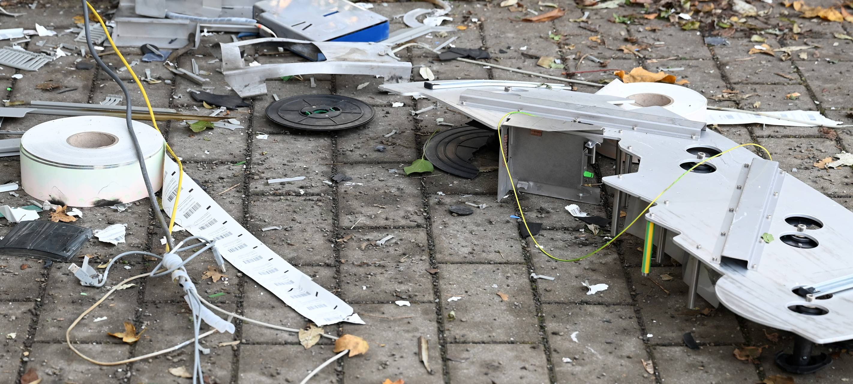 Überall auf dem Boden liegen Einzelteile des zerstörten Fahrkartenautomaten herum.