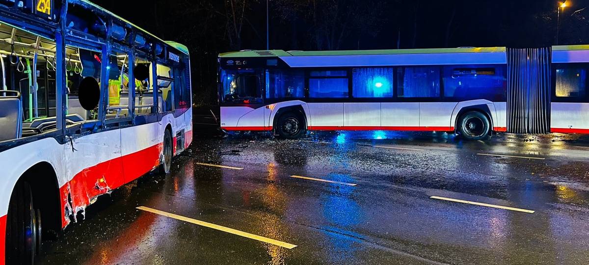 Beide Busse waren nach dem Unfall in Gladbeck stark beschädigt. Auf der Straße lagen überall Scherben der geborstenen Fensterscheiben.