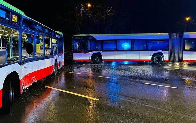 Beide Busse waren nach dem Unfall in Gladbeck stark beschädigt. Auf der Straße lagen überall Scherben der geborstenen Fensterscheiben.
