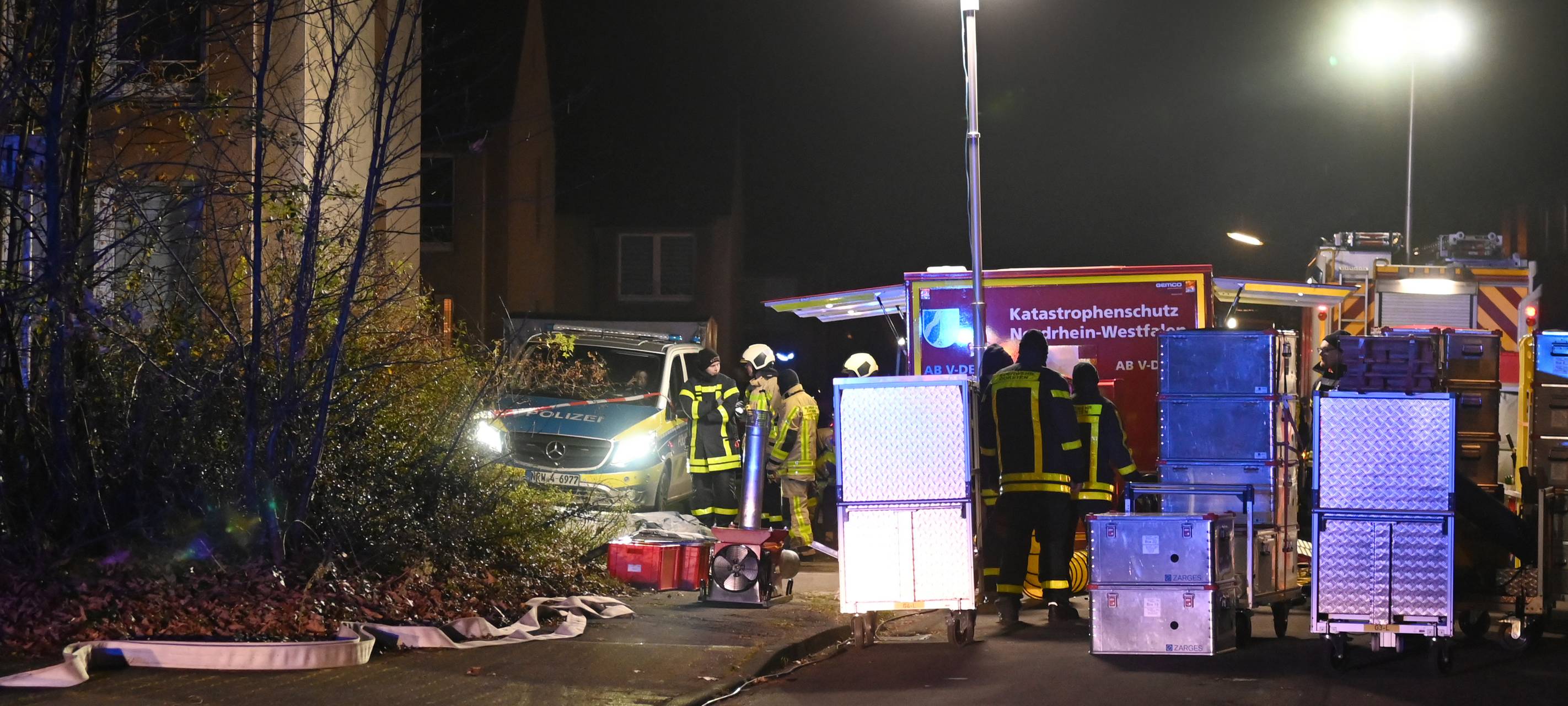 Feuerwehr, Polizei und Katastrophenschutz waren mit großer Ausrüstung vor Ort im Einsatz.