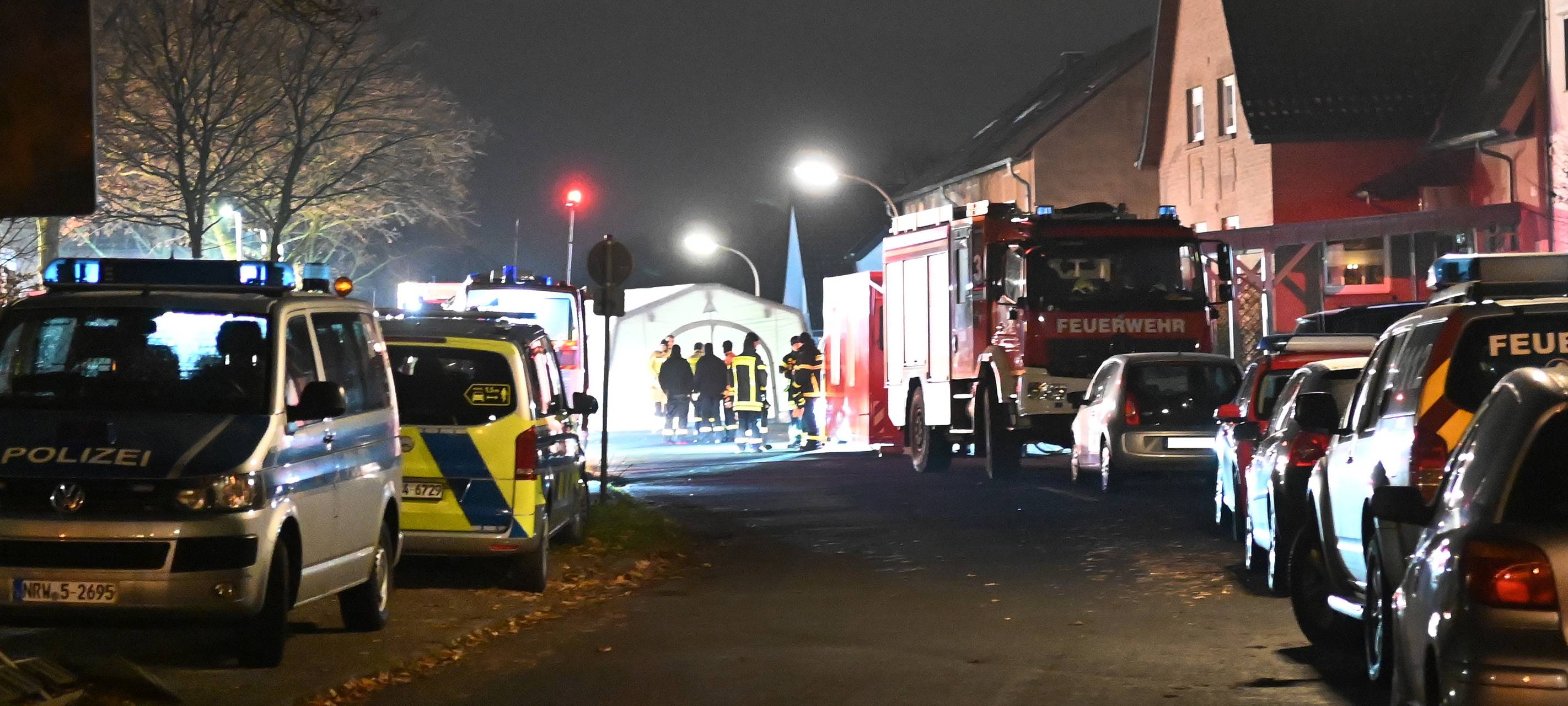 Die Einsatzkräfte stellten vor dem betroffenen Wohnhaus auch ein Gefahrstoffzelt auf.