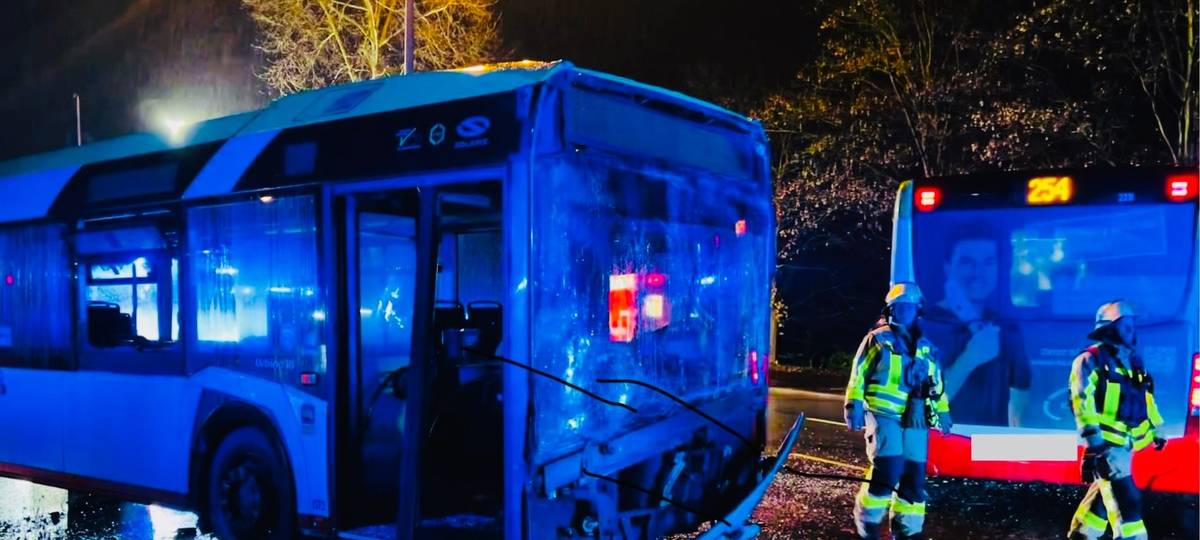 Die Frontscheibe des einen Busses war nach dem Unfall komplett zersplittert.