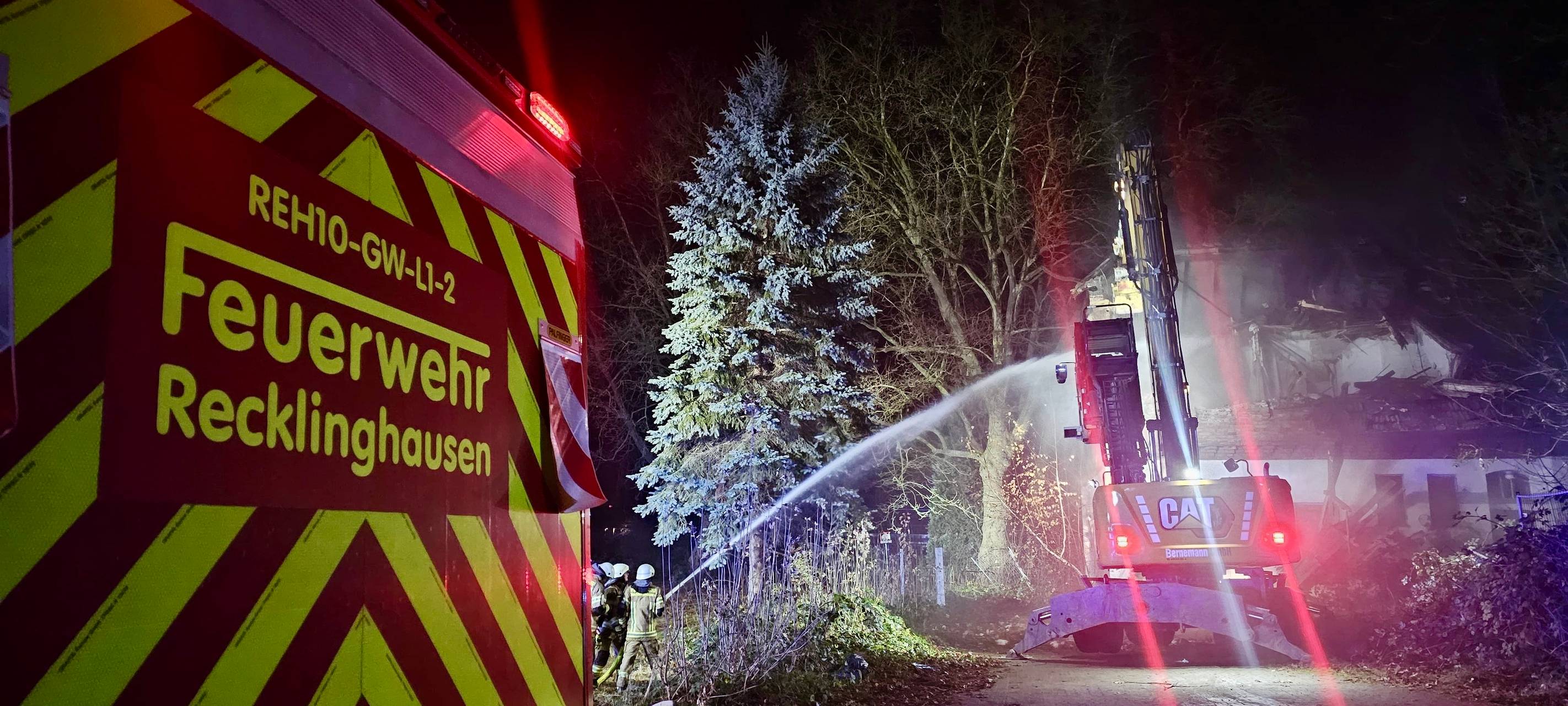 Ein Bagger riss den abgebrannten Dachstuhl des Hauses ab.