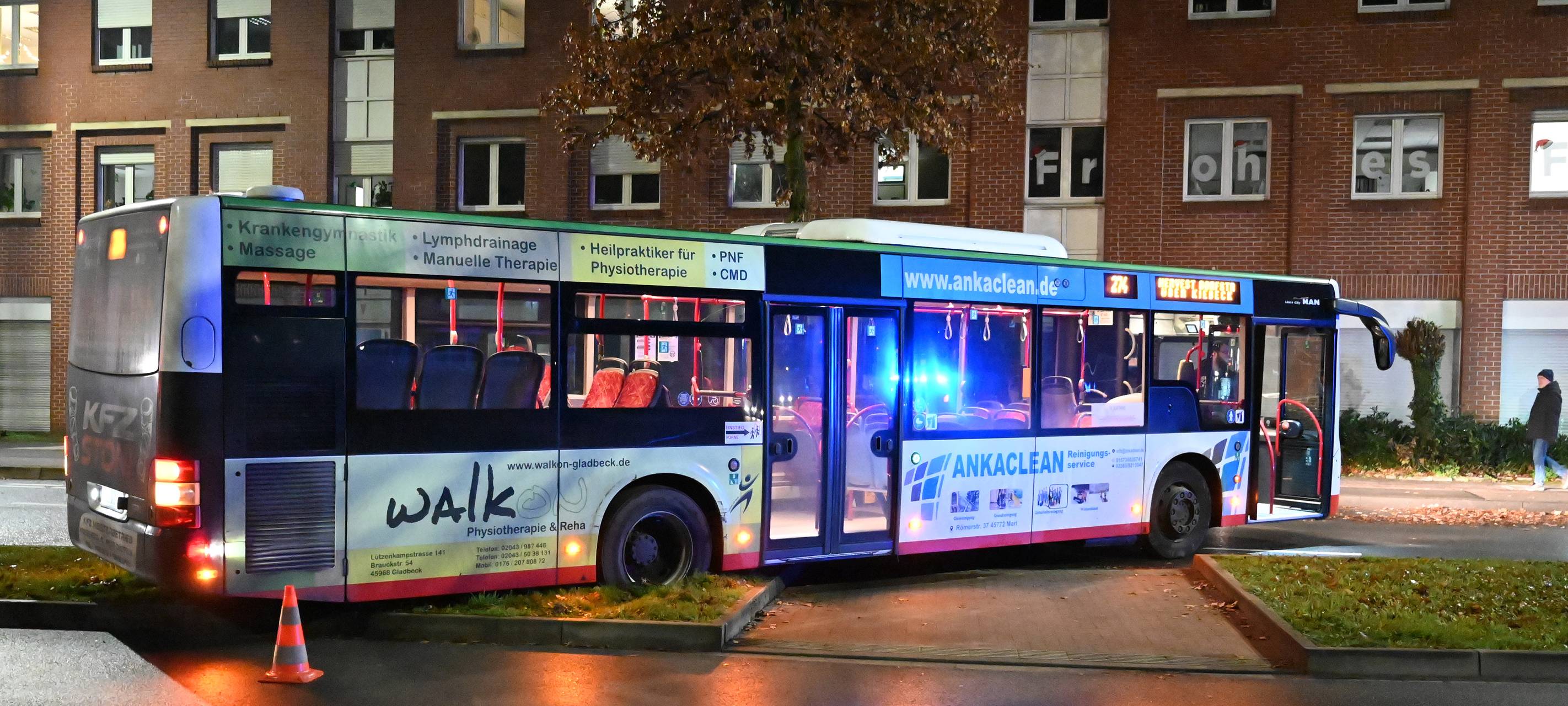 Bus fährt sich auf Mittelinsel in Dorsten fest