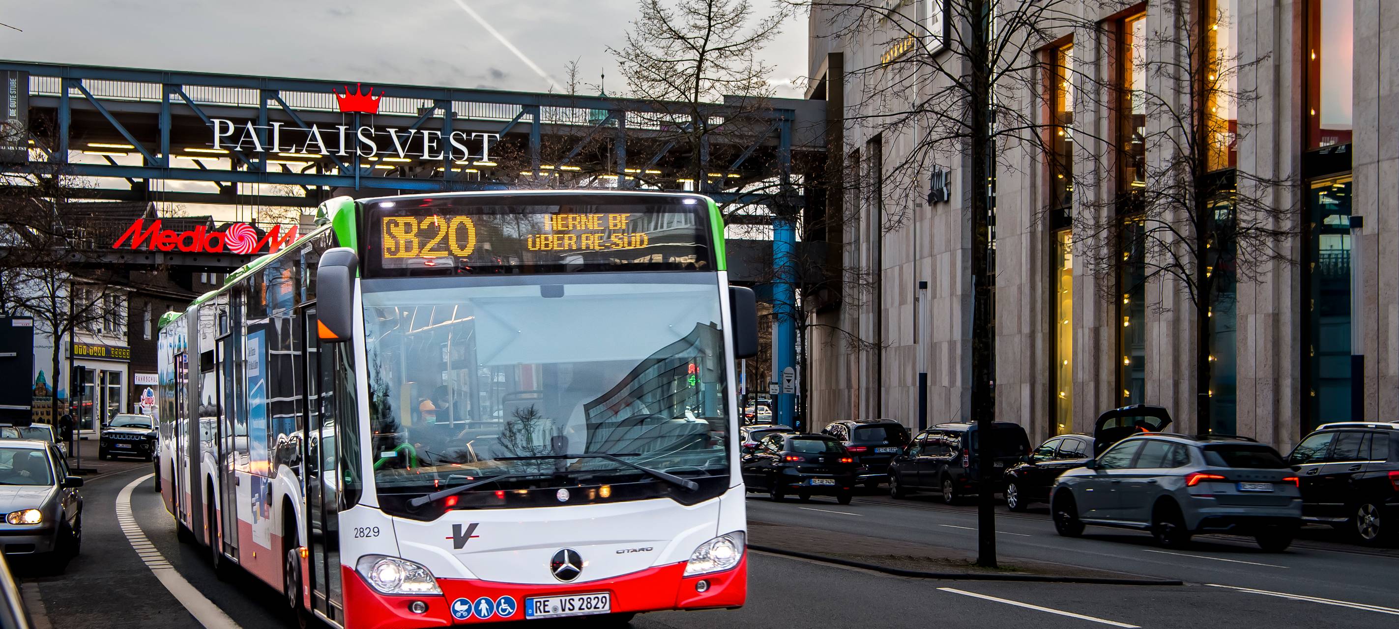 Ein Bus der Vestische fährt am Recklinghäuser Palais Vest vorbei.