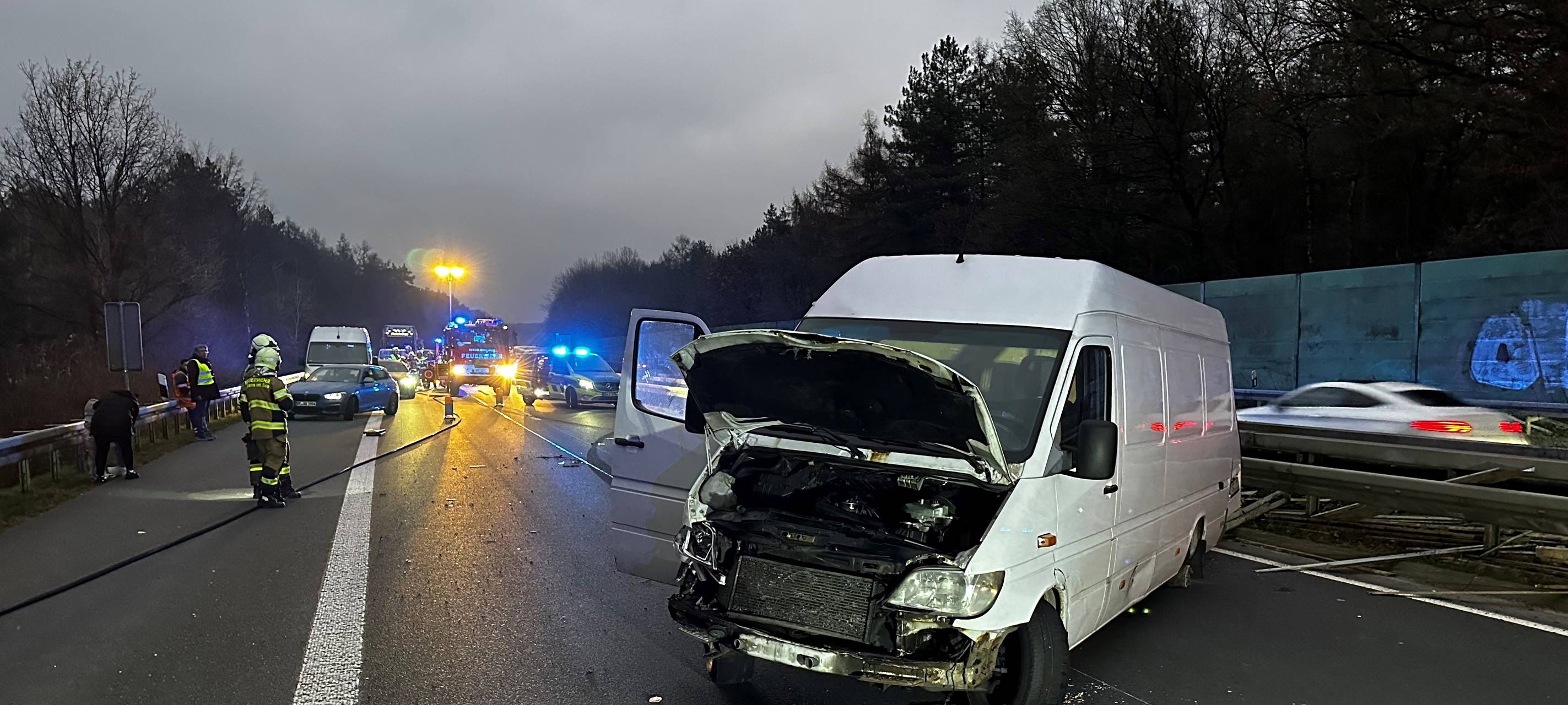 Transporter verliert Rohre: A43 bei Haltern voll gesperrt