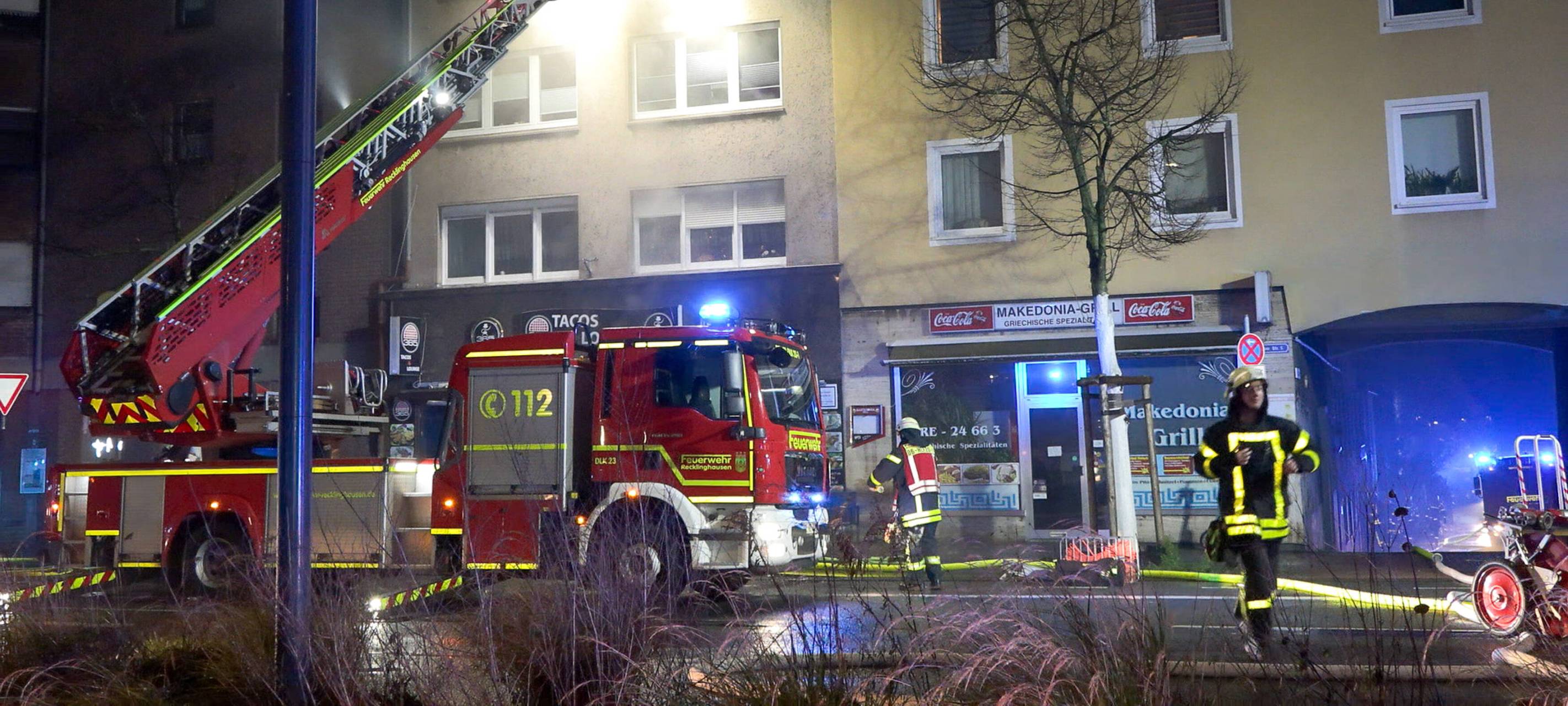 Die Feuerwehr hatte den Brand in der Shisha-Bar am Steintor in Recklinghausen schnell unter Kontrolle, es entstand jedoch hoher Sachschaden.