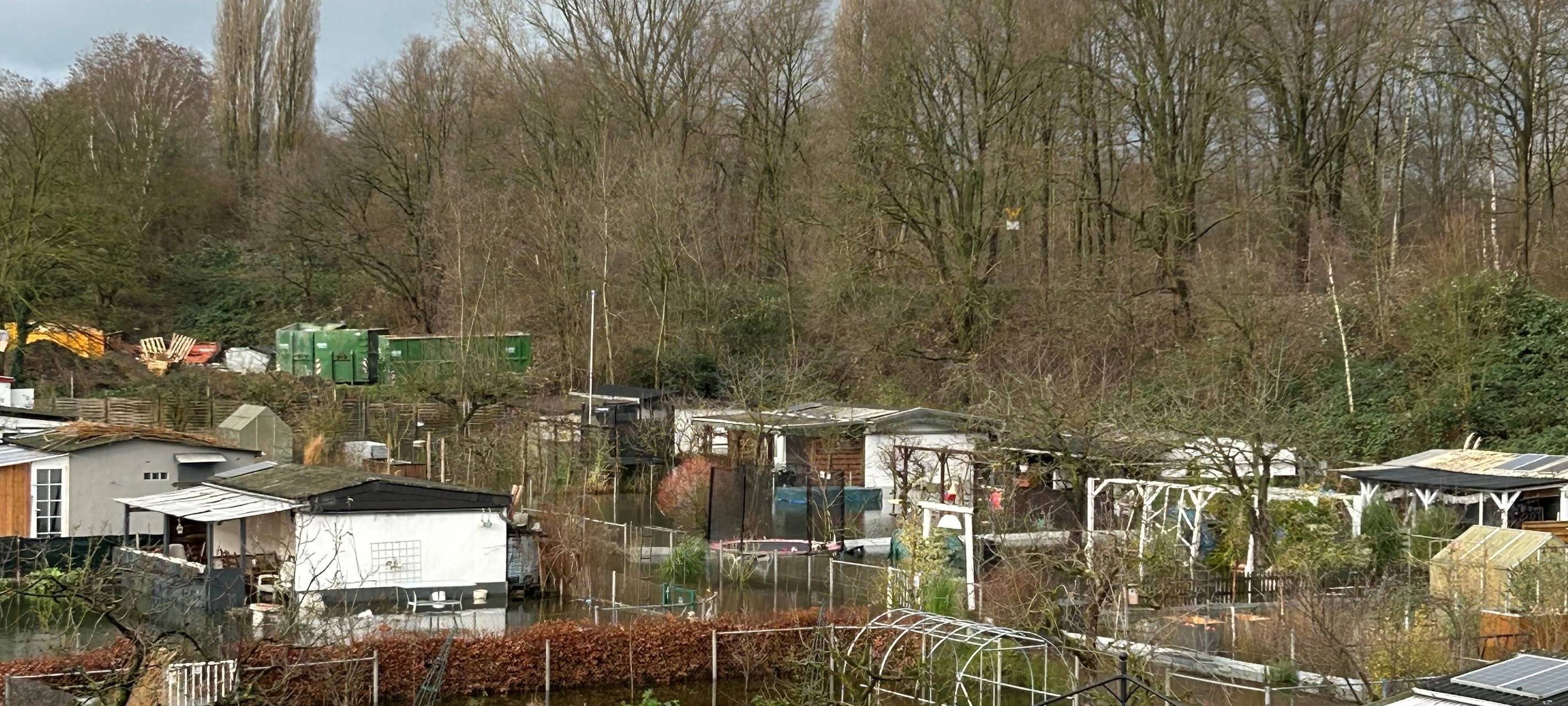 Die Parzellen in der Dorstener Kleingartenanlage stehen unter Wasser.