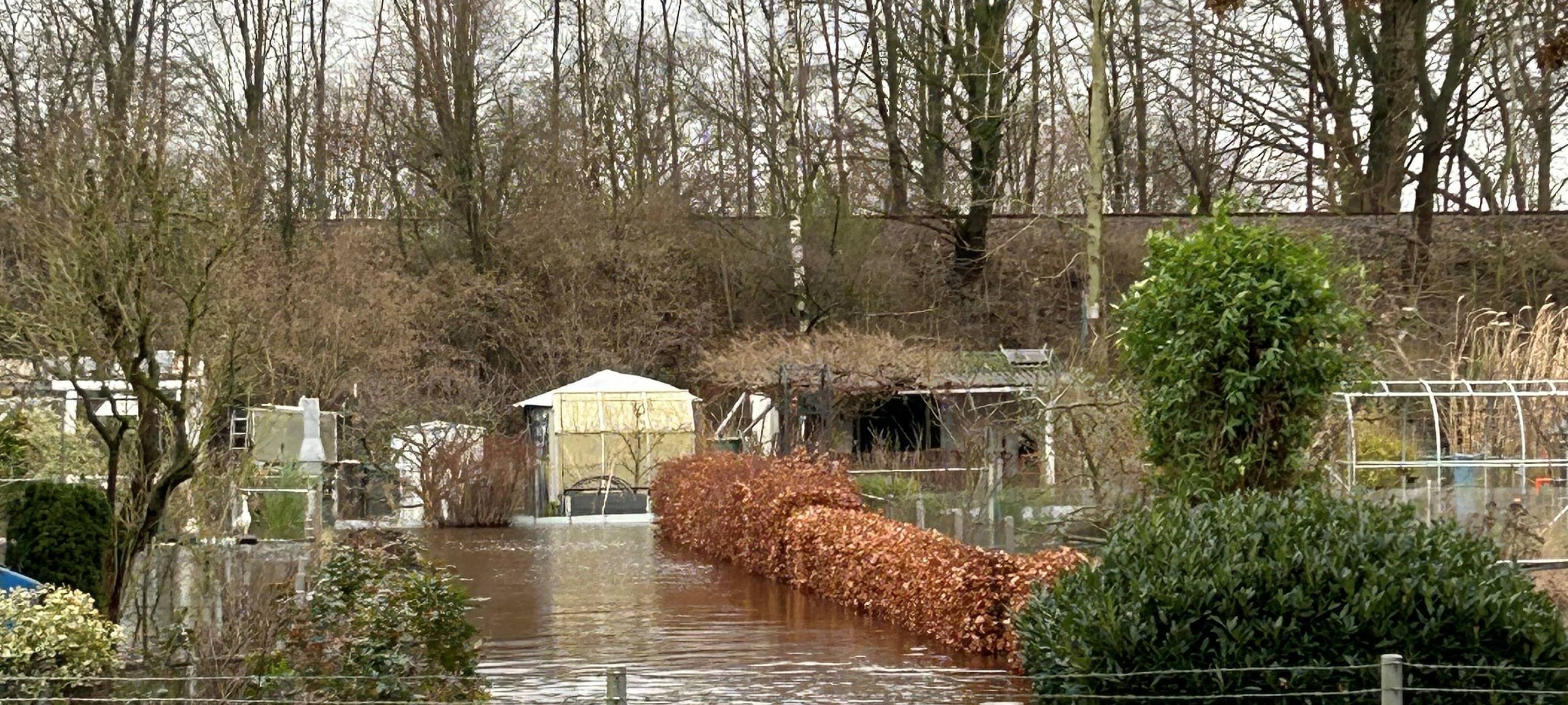 Die Kleingartenanlage "Im Lippegrund" in Dorsten steht fast komplett unter Wasser.