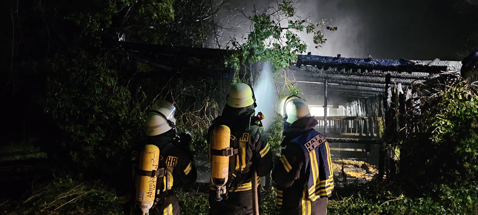 Feuerwehrleute löschen den brennenden Pferdestall in Datteln.