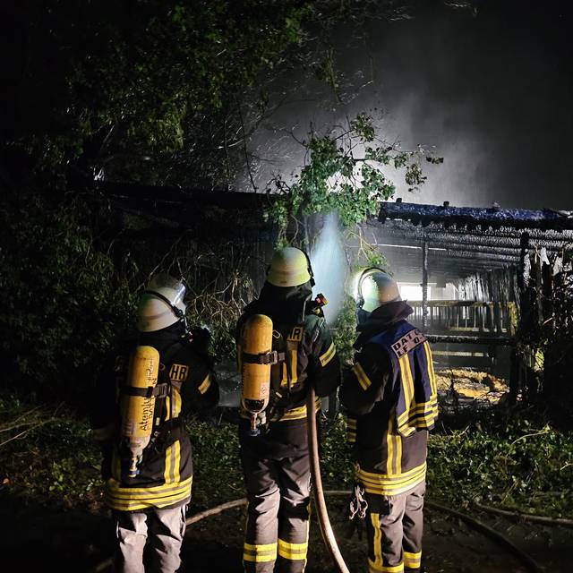 Feuerwehrleute löschen den brennenden Pferdestall in Datteln.