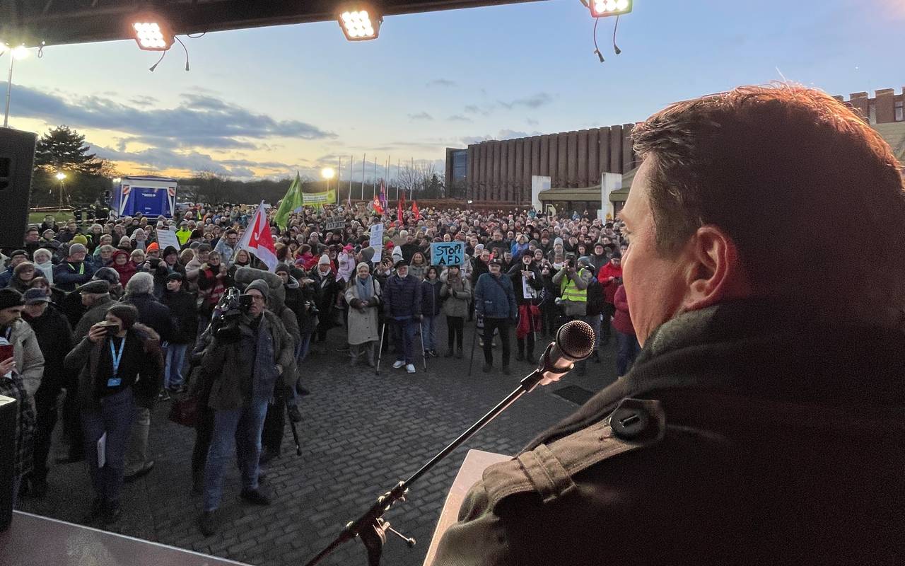 Hunderte Menschen hörten bei der Demo in Castrop-Rauxel den Redebeiträgen auf der Bühne zu.