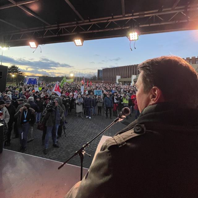 Hunderte Menschen hörten bei der Demo in Castrop-Rauxel den Redebeiträgen auf der Bühne zu.