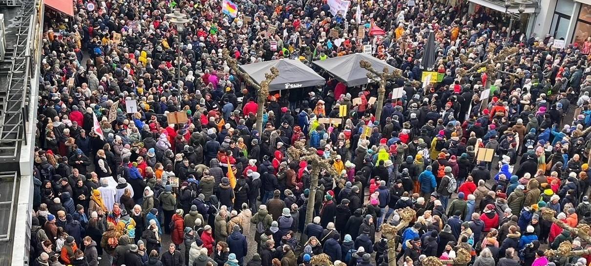 Die Recklinghäuser Innenstadt war bei der ersten Demo gegen Rechts komplett voll.
