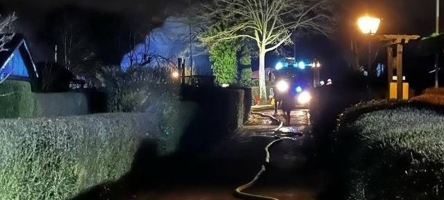 Die Feuerwehr Herten musste lange Schläuche für die Löscharbeiten legen.