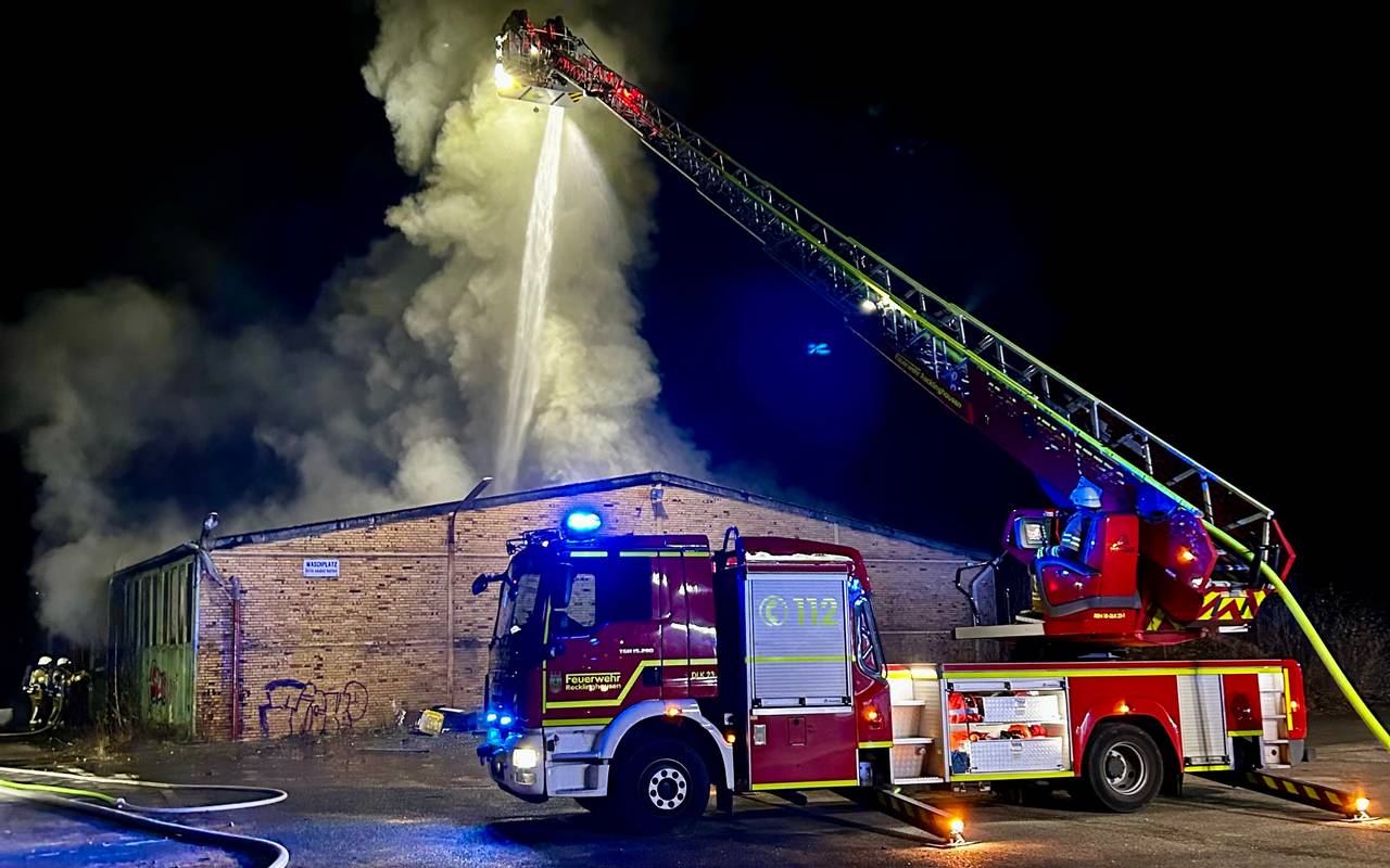 Von einer Drehleiter aus löschte die Feuerwehr den Lagerhallen-Brand in Recklinghausen.