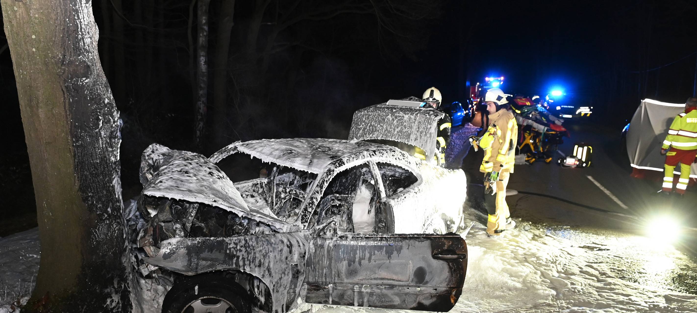 Die Feuerwehr löschte das brennende Auto auf der B224 mit jeder Menge Löschschaum.