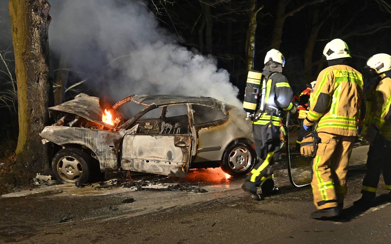 Das Auto brannte nach dem Unfall auf der B224 in Dorsten aus.