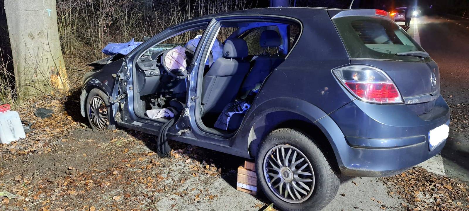 Der Unfallwagen steht völlig demoliert vor dem Baum, gegen den die Autofahrerin in Datteln gekracht ist.