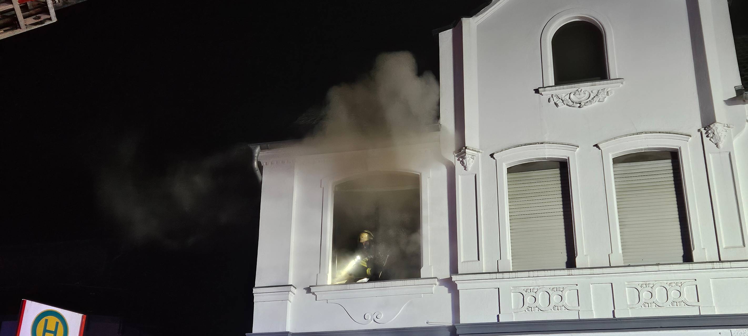 Qualm schlägt aus dem Fenster der Brandwohnung in Datteln.