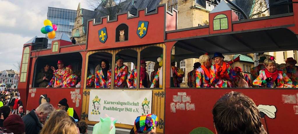 Ein Karnevalswagen beim Rosenmontagszug in Recklinghausen
