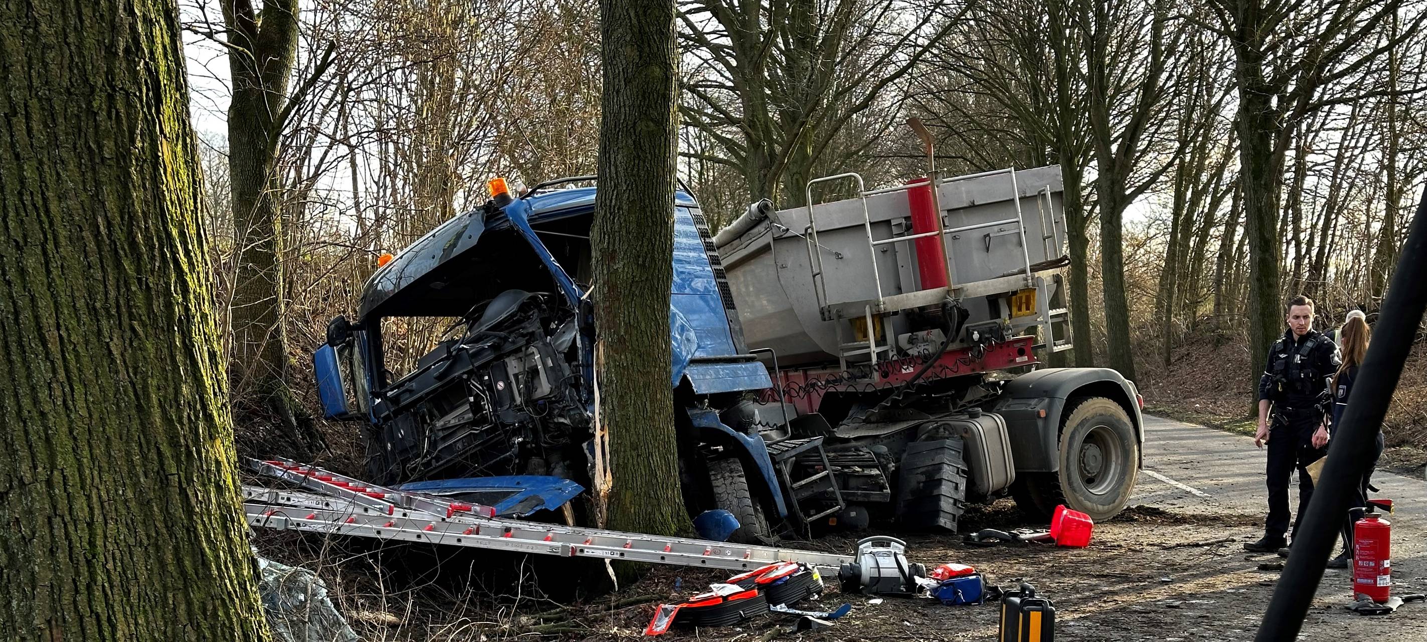 Schwerer LKW-Unfall in Haltern: Fahrer außer Lebensgefahr