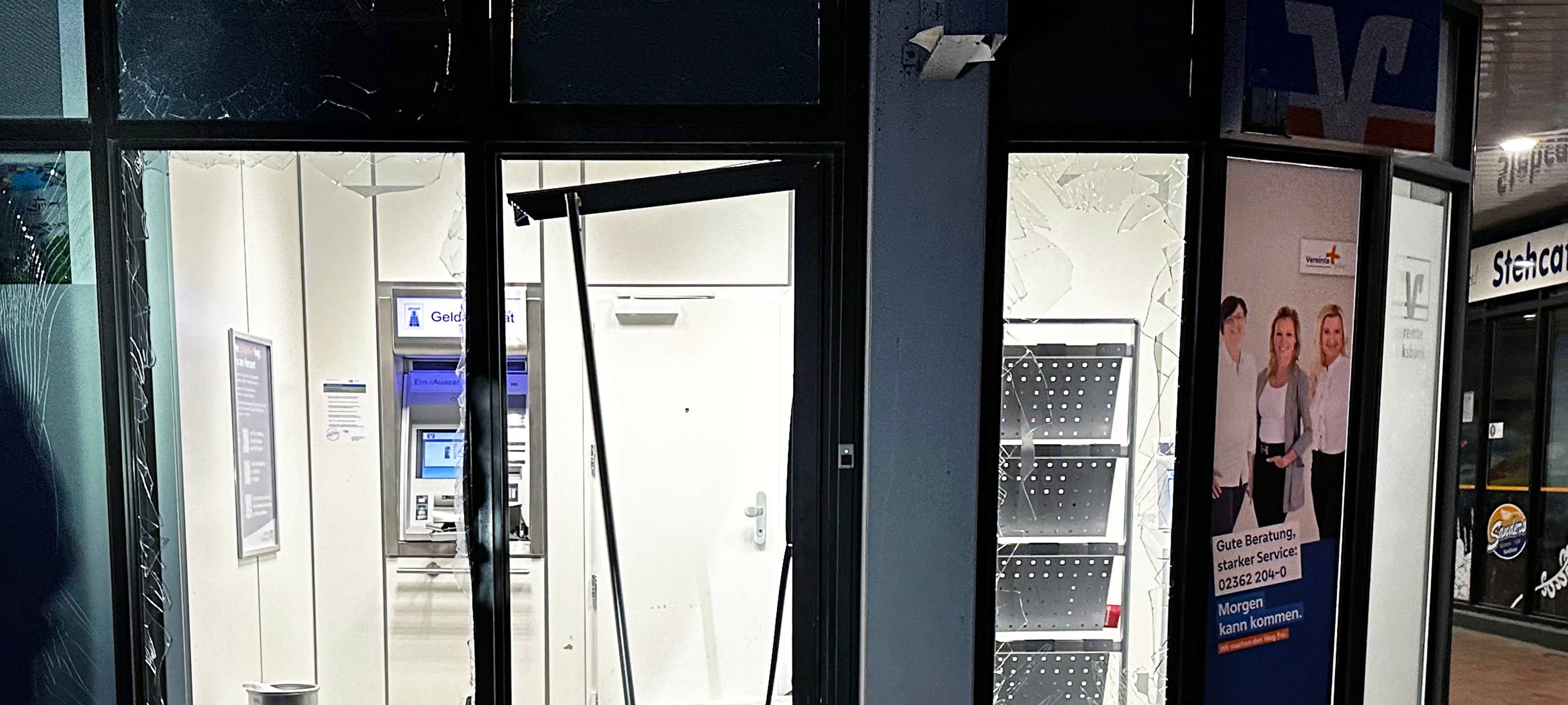 Die SB-Filiale der Volksbank wurde durch die Explosion komplett verwüstet.