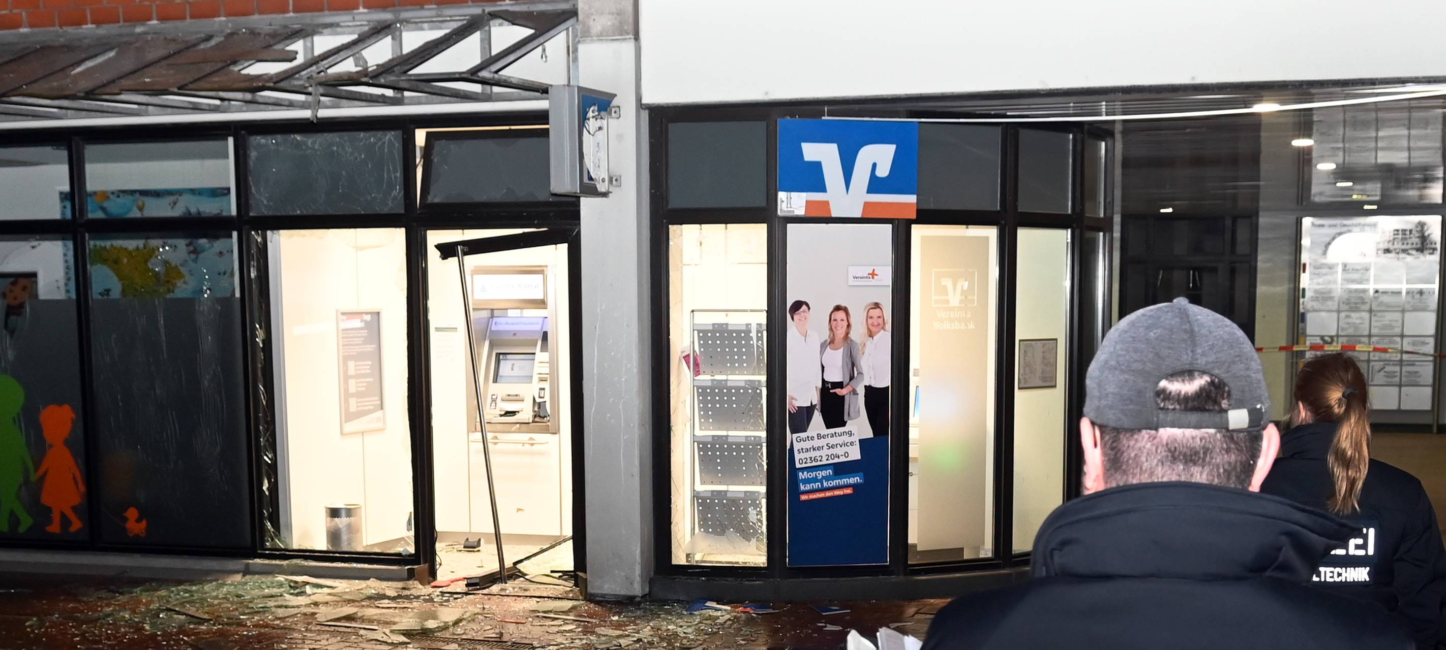 Die Kripo sicherte vor und in der Volksbank in Dorsten etliche Spuren.