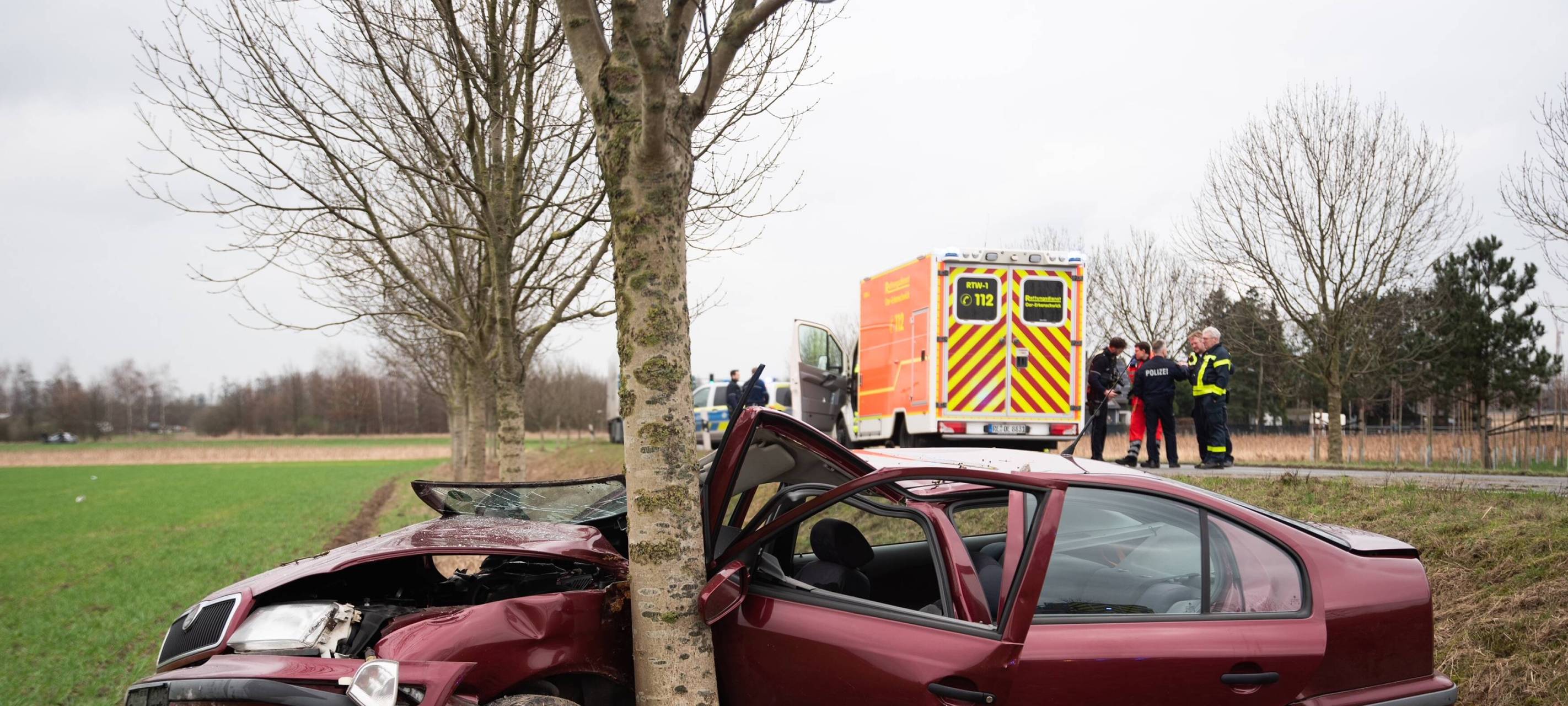 Auto gegen Baum: Schwerer Unfall in Oer-Erkenschwick