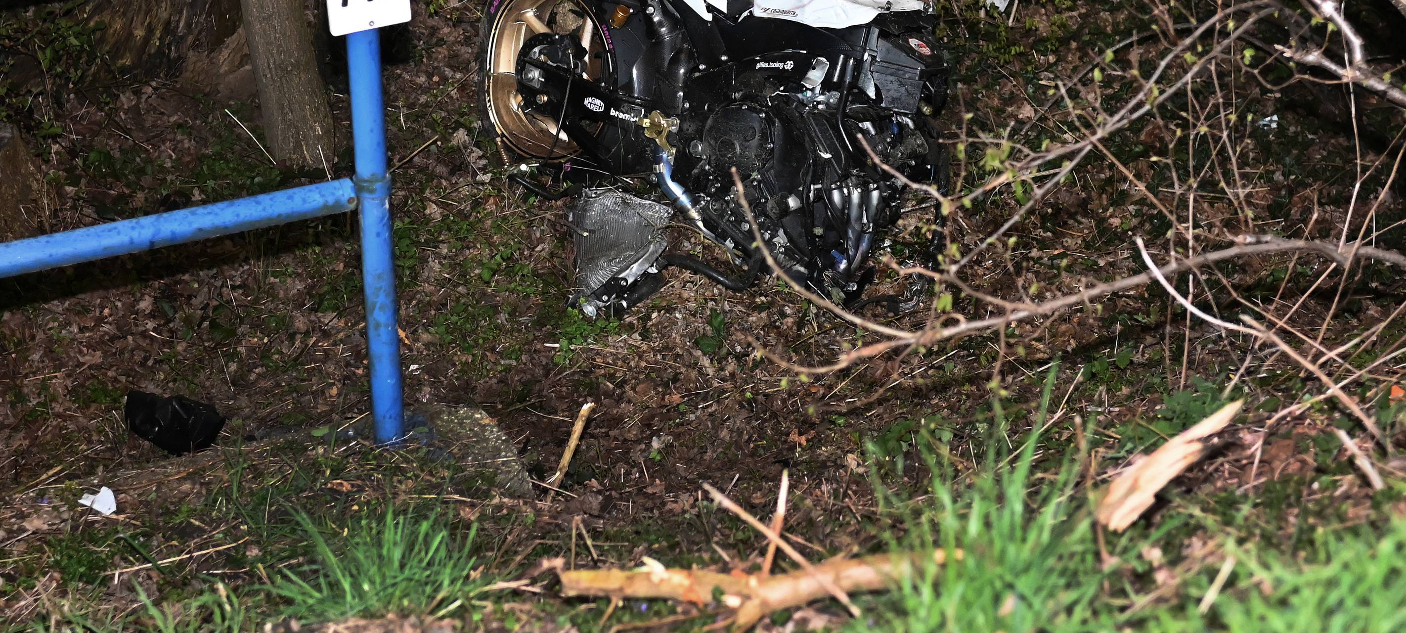 Verkehrsunfall an Stadtgrenze Dorsten / Bottrop: Motorrad fliegt durch die Luft und bricht in zwei Teile