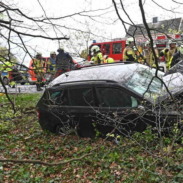Beim Zusammenstoß mit dem Baum wurde das Auto stark beschädigt.