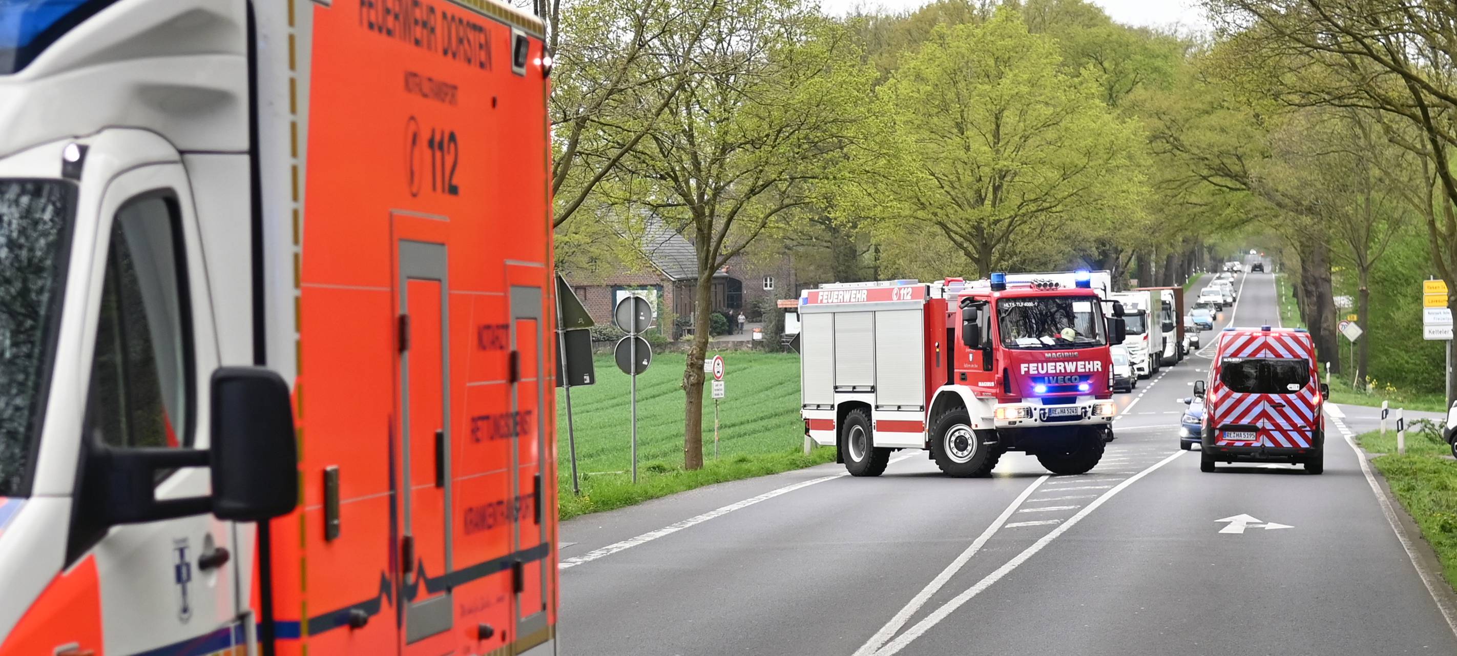 Die B58 musste wegen der Unfallaufnahme gesperrt werden. Es bildete sich ein langer Stau.