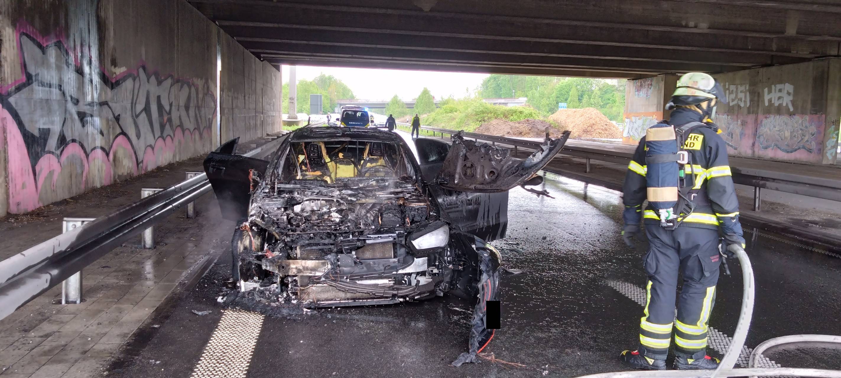 Das Auto auf der A42 bei Castrop-Rauxel brannte komplett aus.