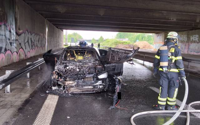 Das Auto auf der A42 bei Castrop-Rauxel brannte komplett aus.