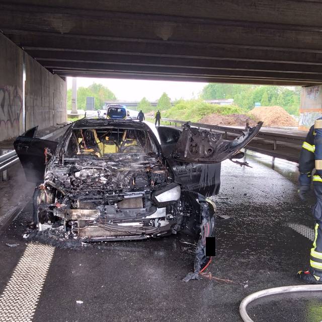 Das Auto auf der A42 bei Castrop-Rauxel brannte komplett aus.