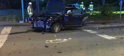 Der Wagen des Unfallverursachers wurde bei dem Crash stark beschädigt.