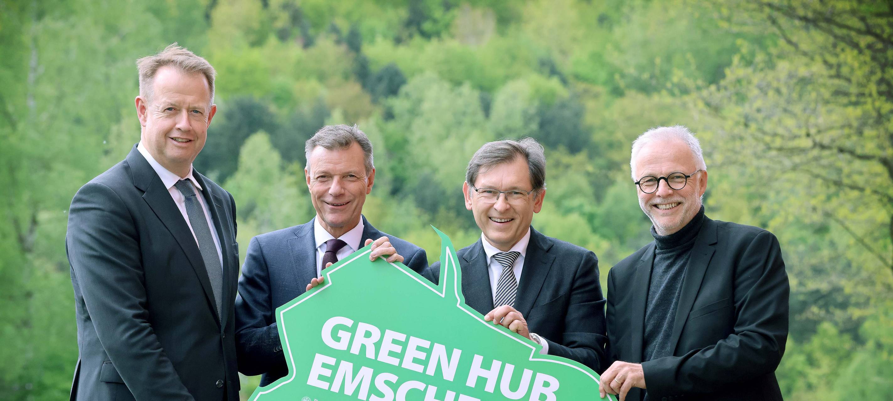 RAG-Vorstand Michael Kalthoff, Recklinghausens Bürgermeister Christoph Tesche, Hernes Oberbürgermeister Dr. Frank Dudda und Hertens Bürgermeister Matthias Müller stellen das Projekt vor.