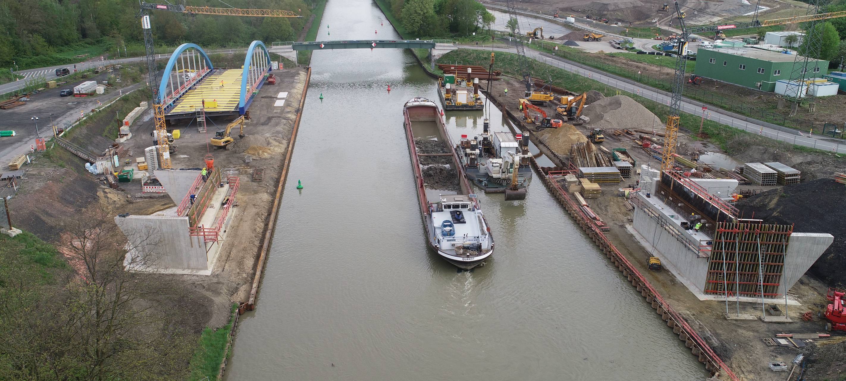 Die fertige Brückenkonstruktion liegt noch am Dattelner Ufer und wird nun auf die Träger transportiert.