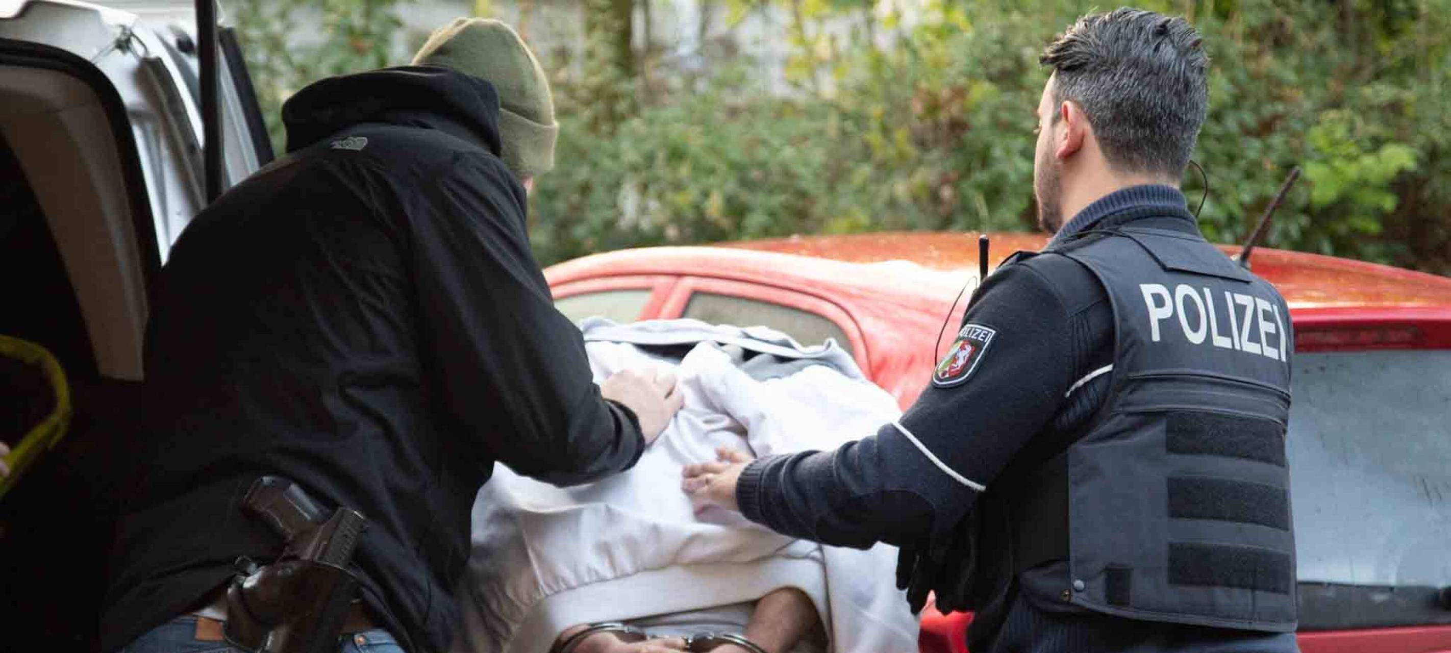 Spezialkräfte führen einen der Verdächtigen in Datteln ab.