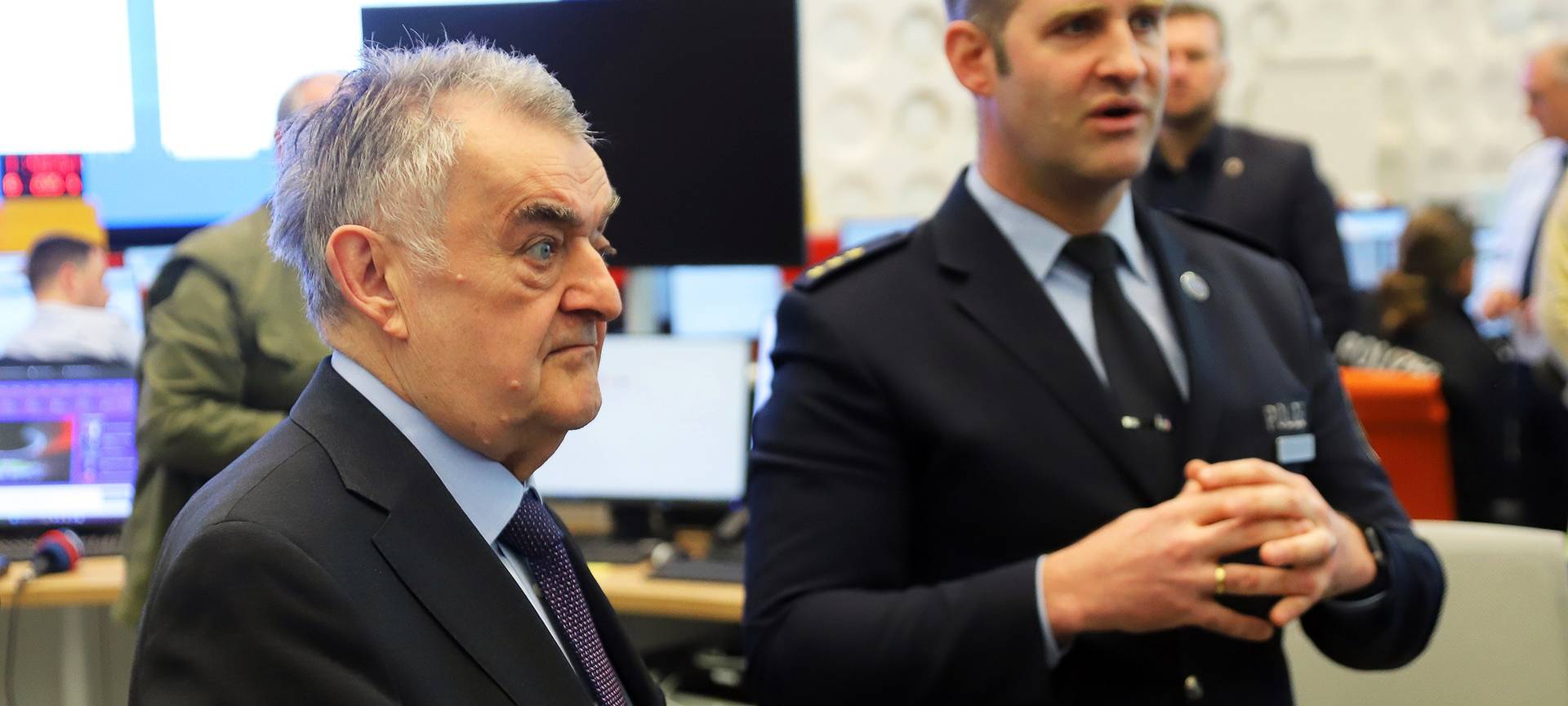 Herbert Reul (CDU, l), Innenminister von Nordrhein-Westfalen, bei seinem Besuch im International Police Cooperation Center (IPCC) zur UEFA EURO 2024. Das IPCC hat die Aufgabe, alle lagerelevanten polizeilichen Informationen zu den Spielen der Fußball-Europameisterschaft zu sammeln, zu bewerten und zu steuern und somit einen bestmöglichen bundesweiten polizeilichen Informationsaustausch zu gewährleisten.