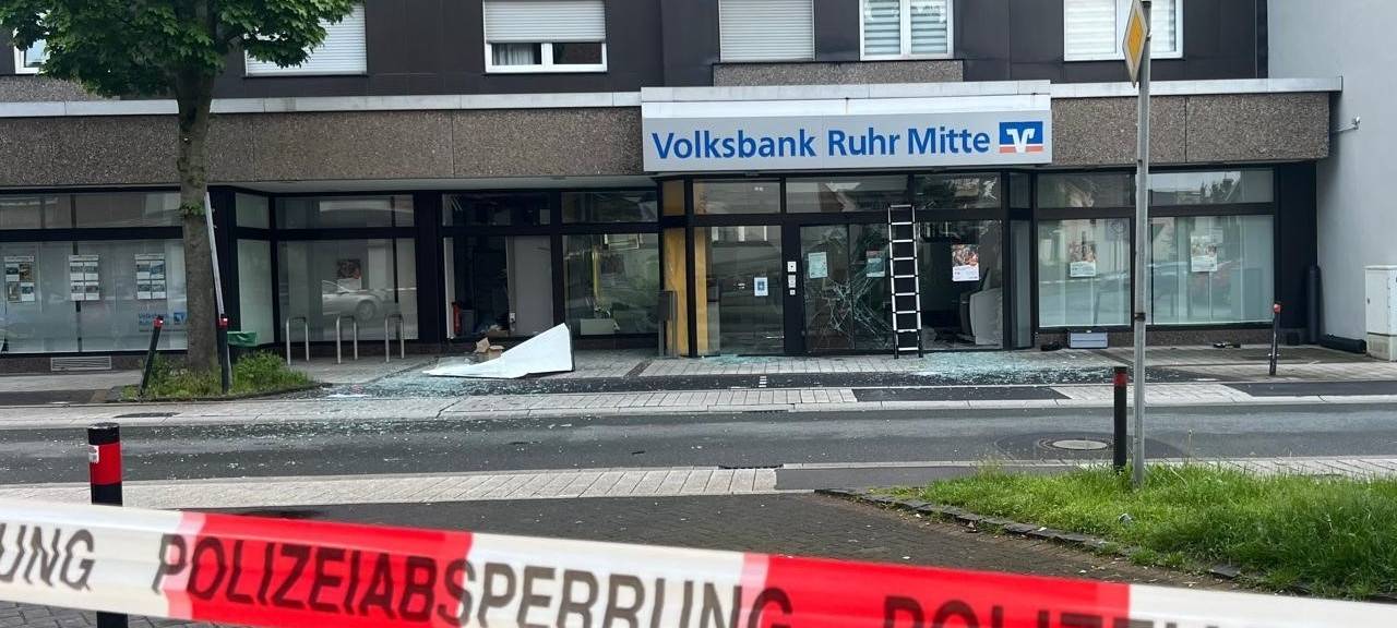 Vor der Volksbank-Filiale in Herten liegen nach der Explosion überall Glassplitter verteilt.