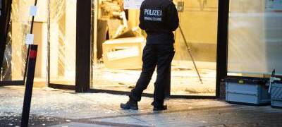 Kriminaltechniker der Polizei sicherten in der zerstörten Volksbank-Filiale Spuren.