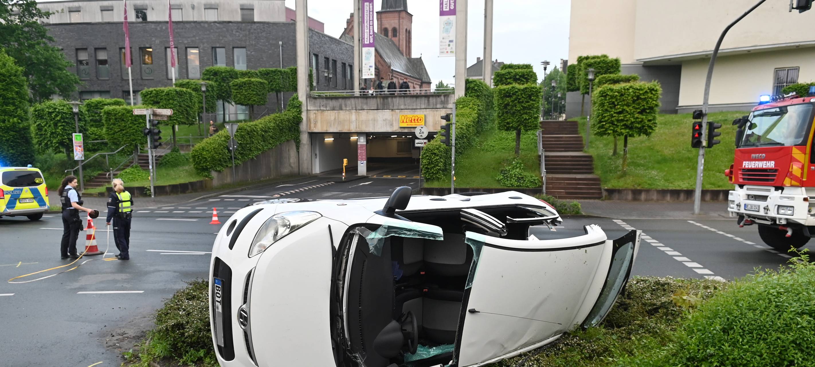 Einer der beiden Autos kippte durch den Unfall auf die Seite.