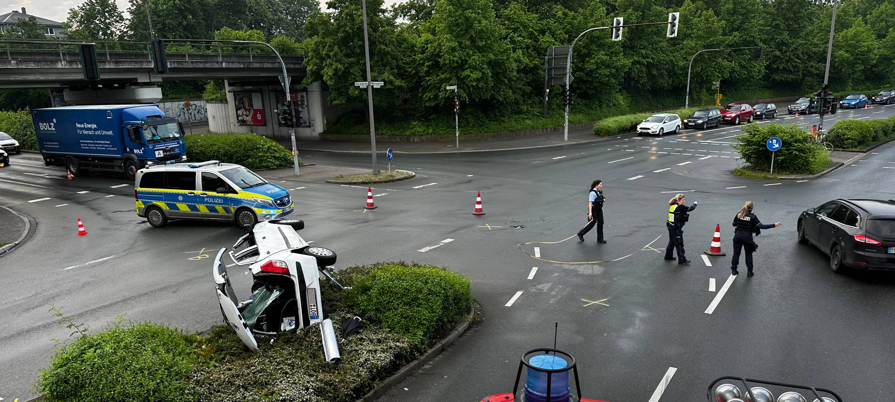 Durch den Unfall musste die Kreuzung in Dorsten gesperrt werden. Der Verkehr staute sich.