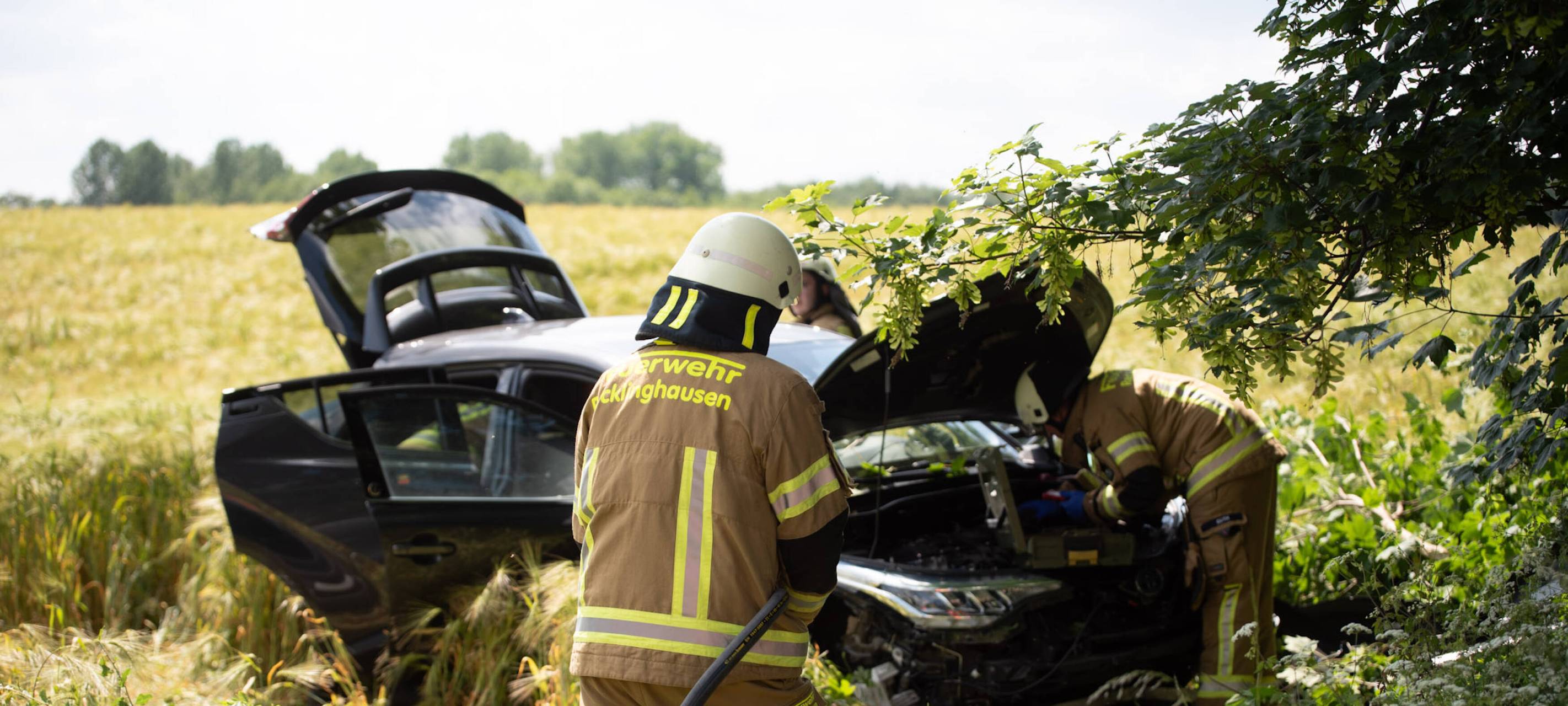 Das Auto stand nach dem Unfall auf der B225 komplett schrott im Feld. Feuerwehrmänner kümmerten sich darum.