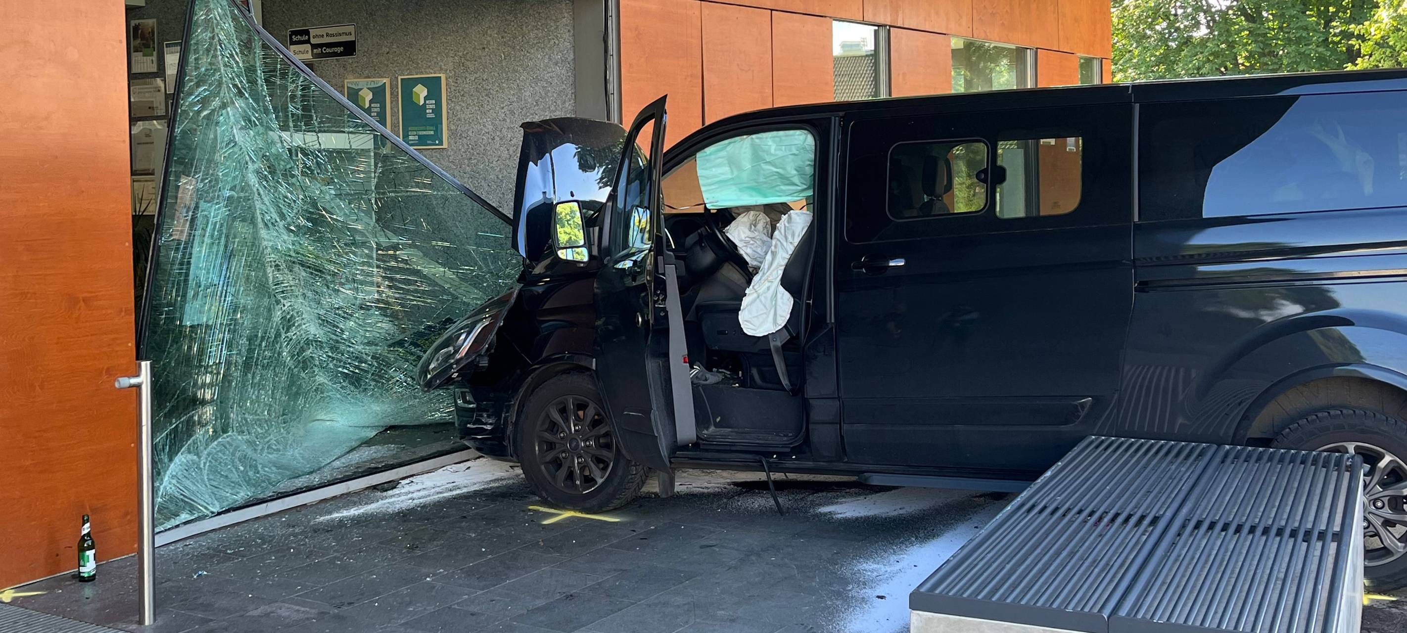 Marl: Autofahrer rast in Gesamtschule